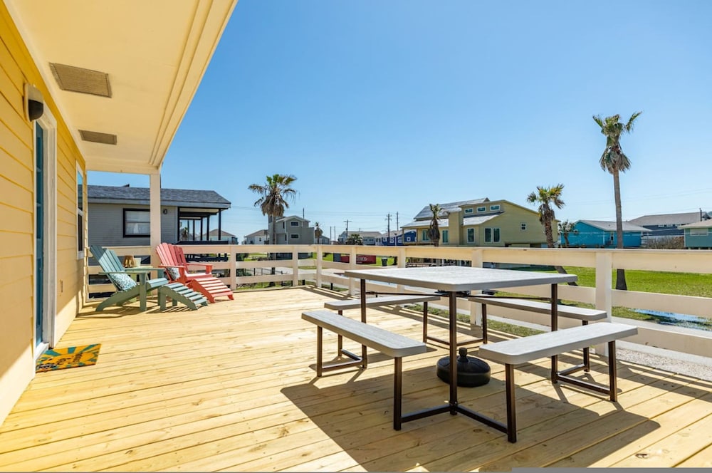 Sunny Daze Walk to Beach 2 Decks Pet Friendly