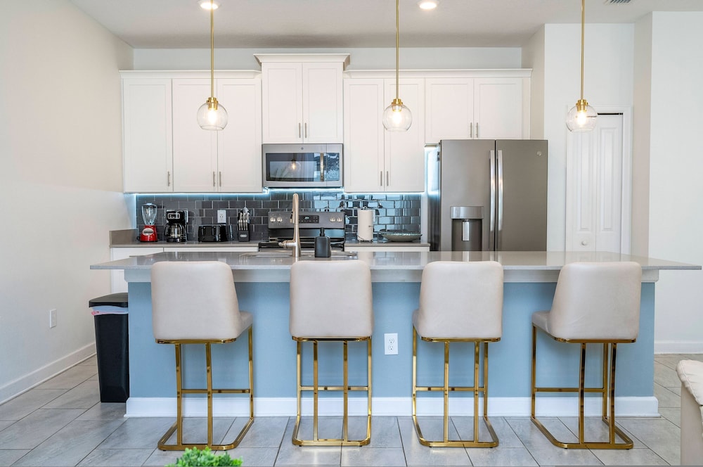 Beautiful 4 BR Close to Disney
