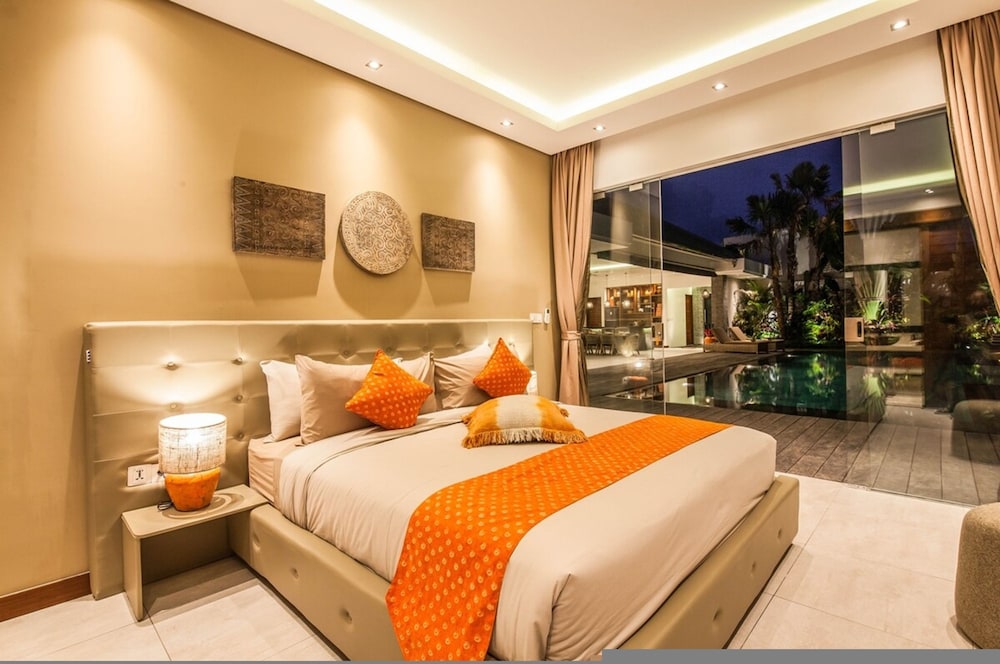 Villa 15 Stunning 6 BR Villa 400m to Beach