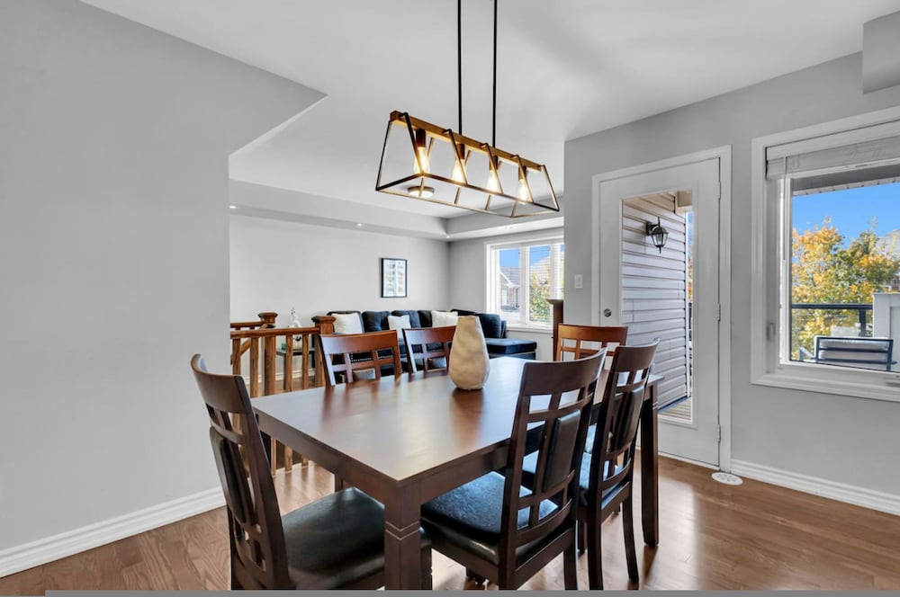 Cozy 3BR Home Parking Near Kitchener Attractions