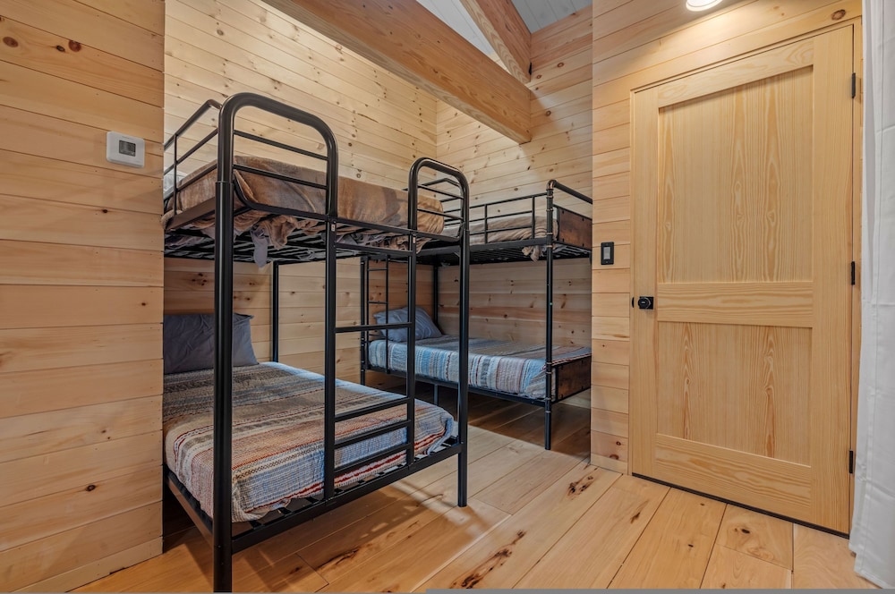 Ski Cabin w Hot Tub Gas Fireplace Near Cranmore