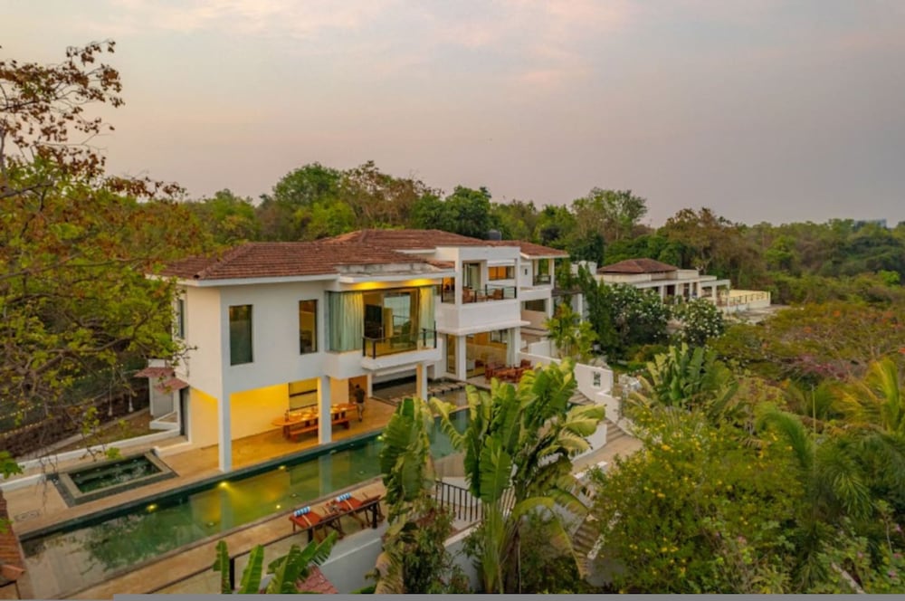Cliffhouse by Hireavilla -5br w Pvt Pool in Saipem