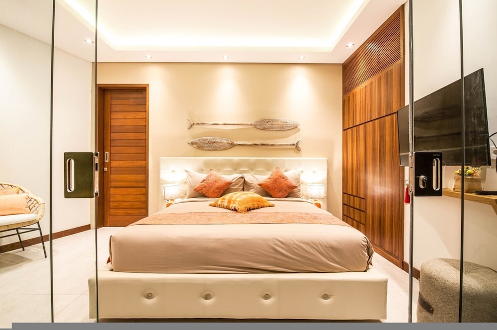 Villa 15 Stunning 6 BR Villa 400m to Beach