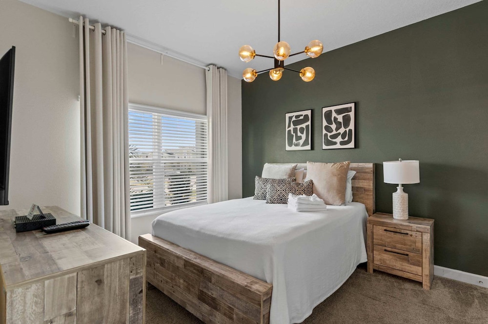 Chic 4BR Home With Mickey Star Wars Rooms