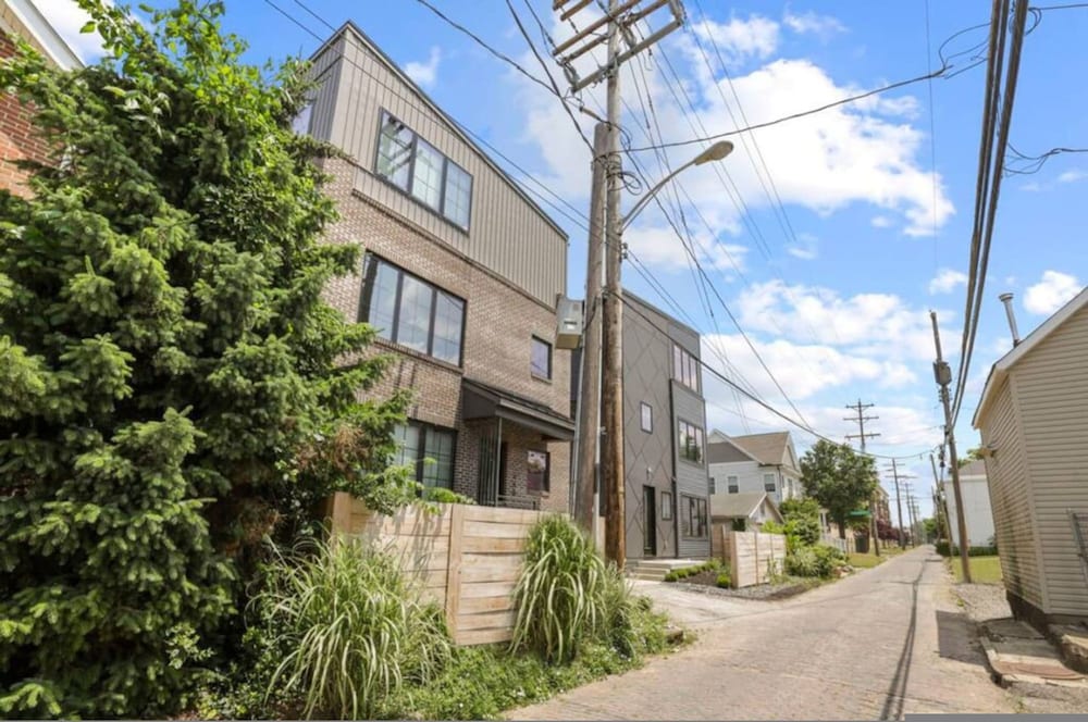 Work Of Art -3 Bedroom Elegant Townhome-columbus