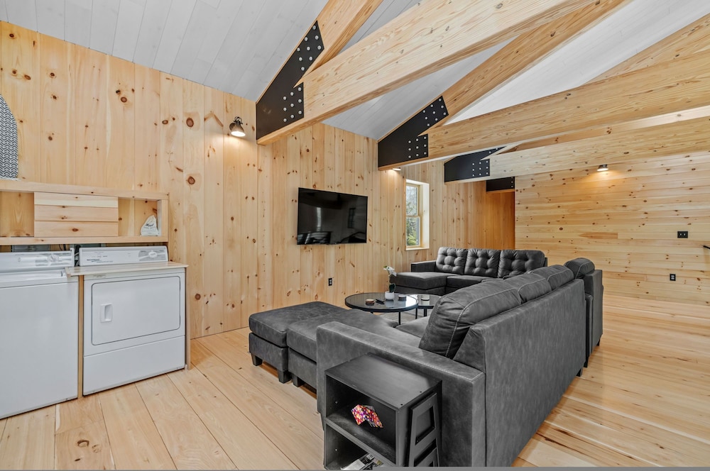 Ski Cabin w Hot Tub Gas Fireplace Near Cranmore