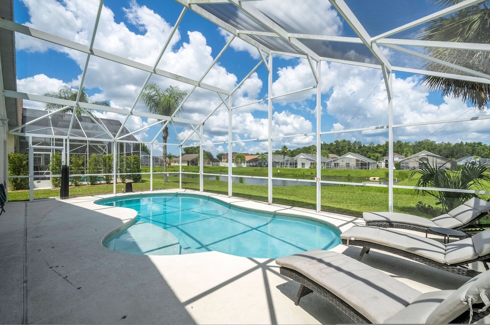 Amazing 6 Bedrooms With Pool