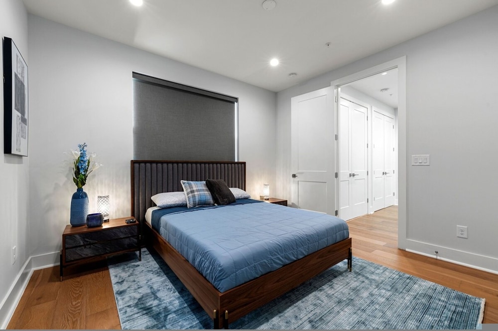Luxurious Midtown Home Rooftop Views by Silverx