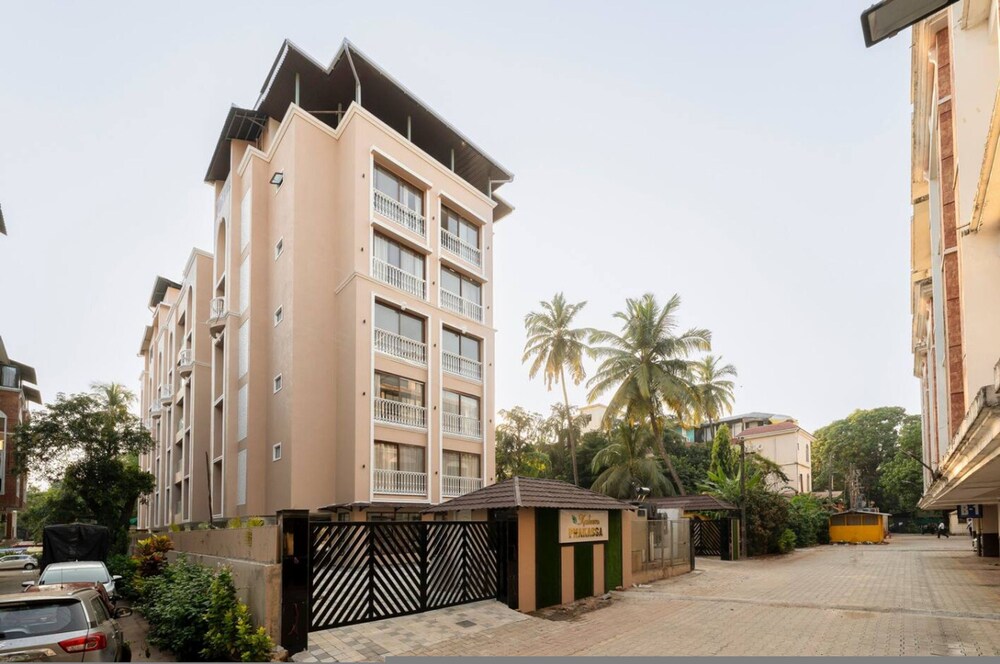 Modern 1BR With Pool 5min Drive to Candolim Beach
