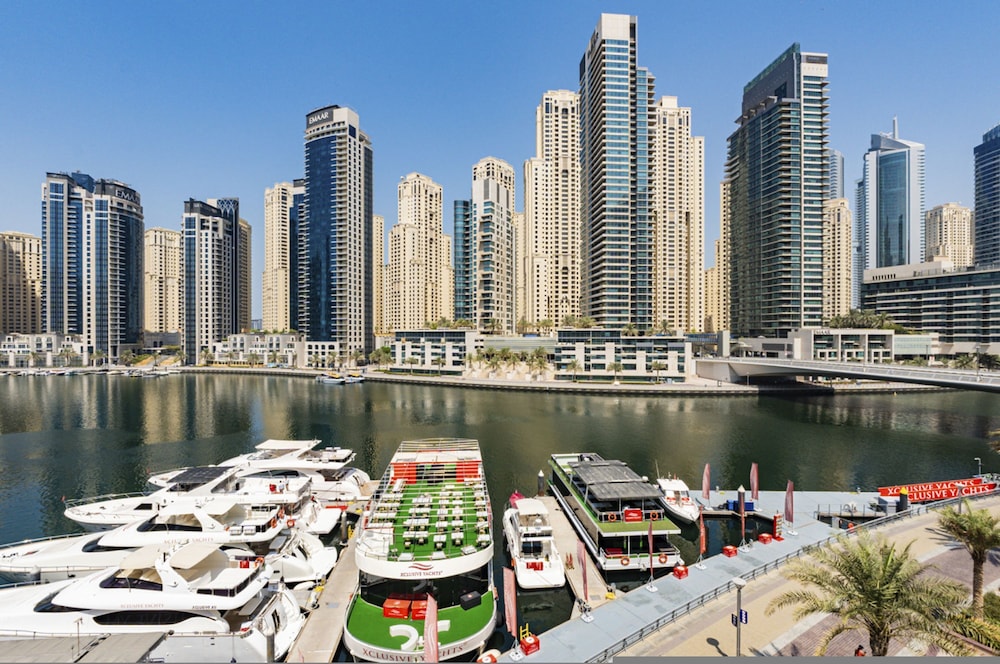 Luxurious Waterfront Stay at Al Majara Dubai Marina