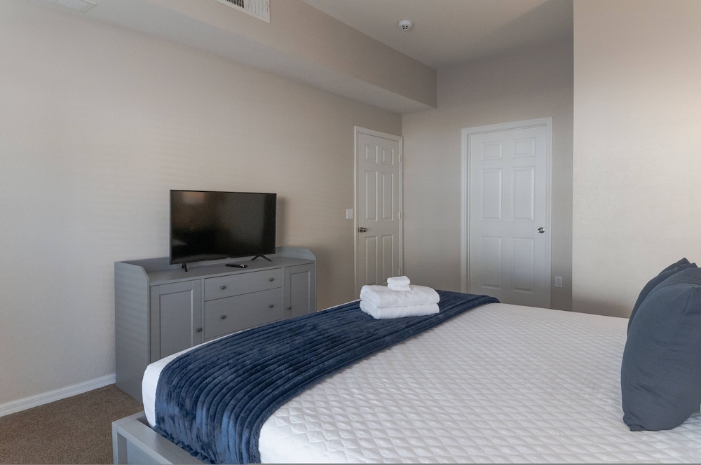 Charming Townhouse Near Disney