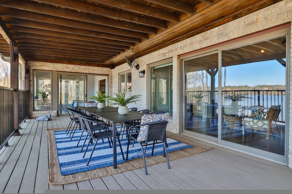 7BR Lakefront Haven Pool Hot Tub Gated 4acres