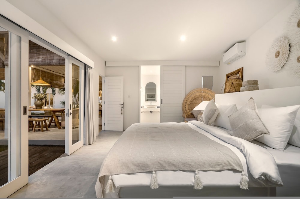 A Casa Di Renucci by Alfred in Bali - Brand New Stunning 5BR Villa Near Seminyak Beach