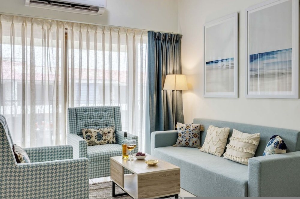 Luxe 1bhk w Pool Sauna 1km to the Beach