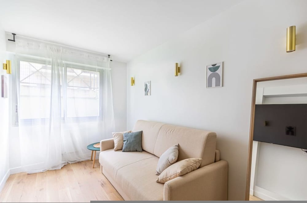Lavie Maison Equipped Studio Chartrons