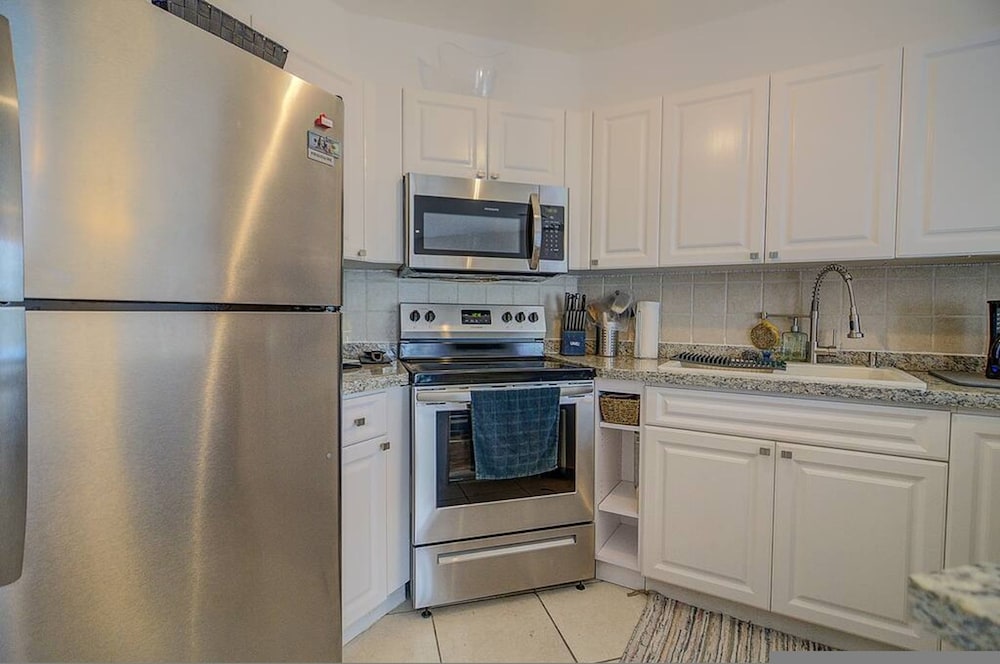 Beautiful Fam-friendly Property w Access to Sandyport Beach Resort