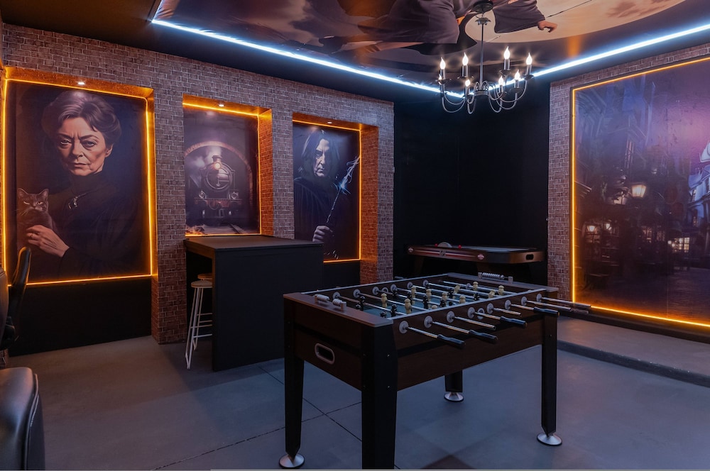Sophisticated 9 Bedroom Close to Disney
