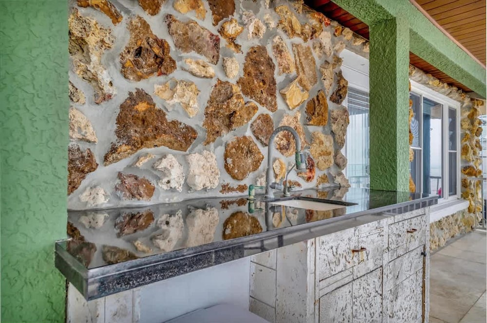 Stones Throw Beachfront Premier Suite 4 Views