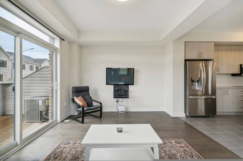 A Brand New 4BR Townhouse in Thorold Retreat