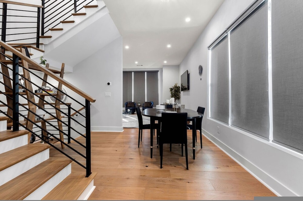 Luxurious Midtown Home Rooftop Views by Silverx