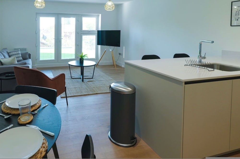 Luxury Manchester Apartment - Blue view 5