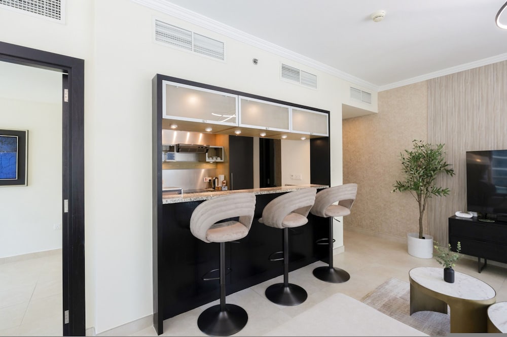Luxurious Waterfront Stay at Al Majara Dubai Marina