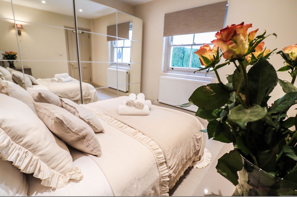 Beautiful Kensington Garden Apartment