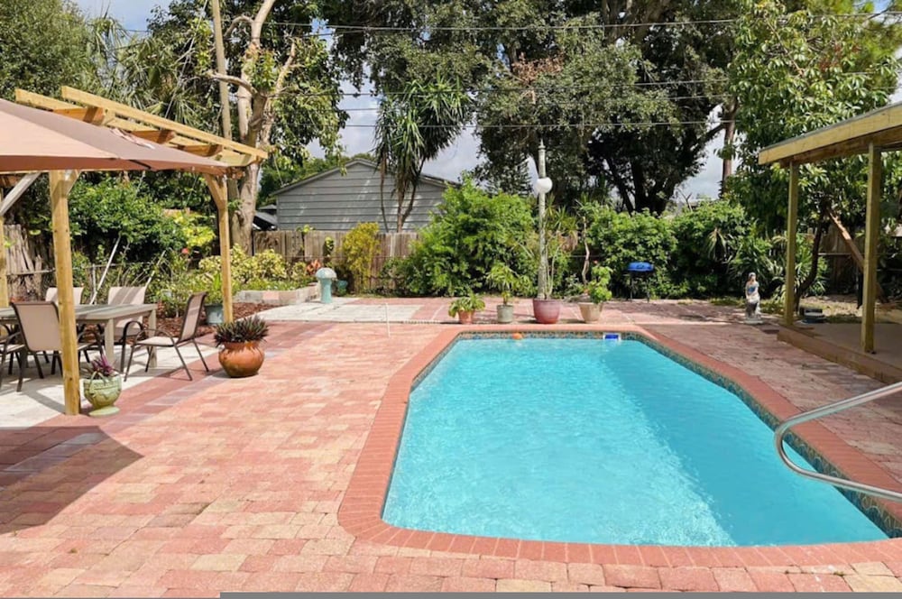 Pool Home in Seminole 5miles to Beach