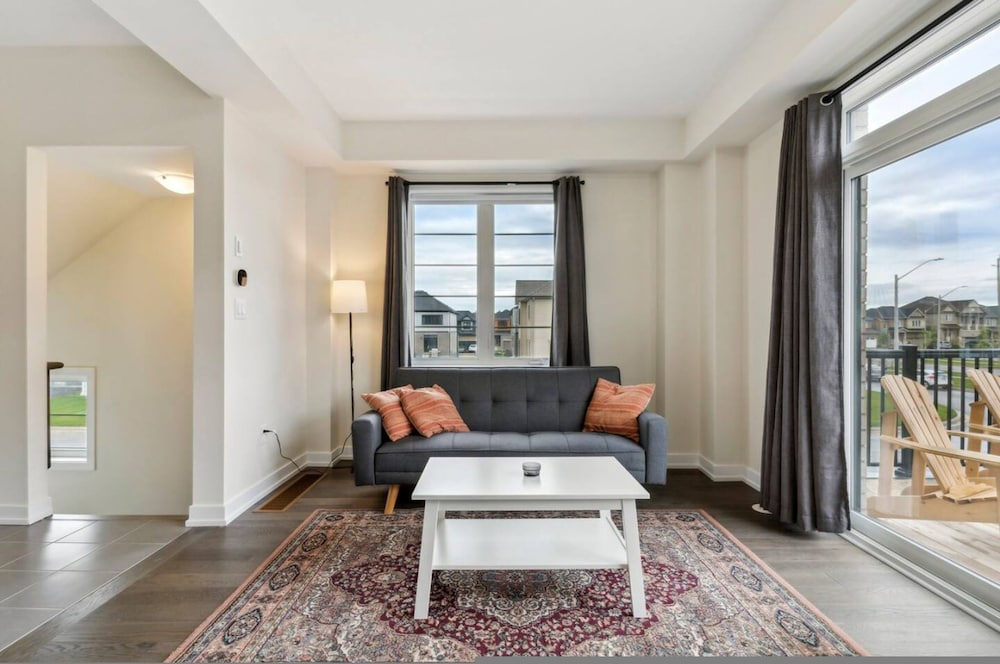 A Brand New 4BR Townhouse in Thorold Retreat