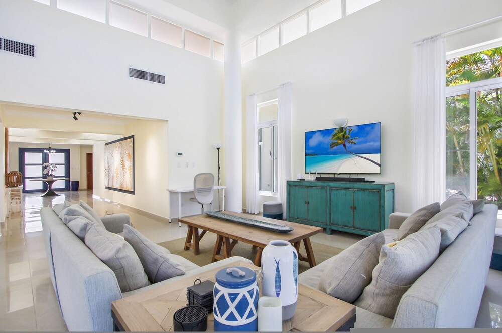 Luxury Golf Villa in Bavaro Cocotal Palma Real Pool Jacuzzi Staff