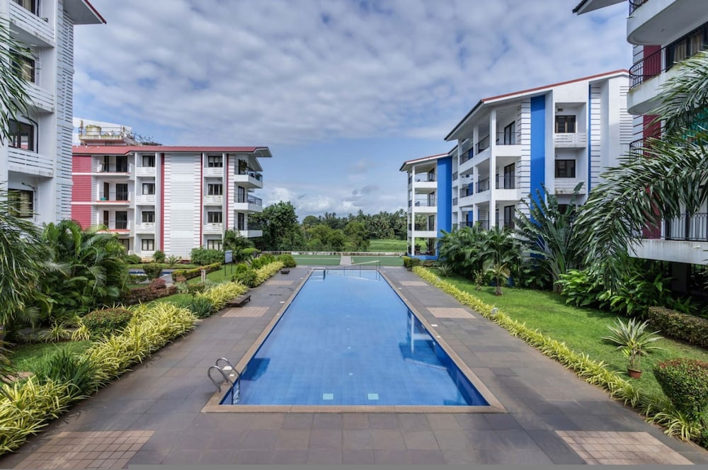 Luxe 1bhk w Pool Sauna 1km to the Beach