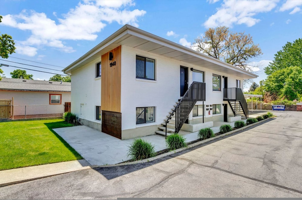 Charming 2BR w King Queen Close to SLC view 3