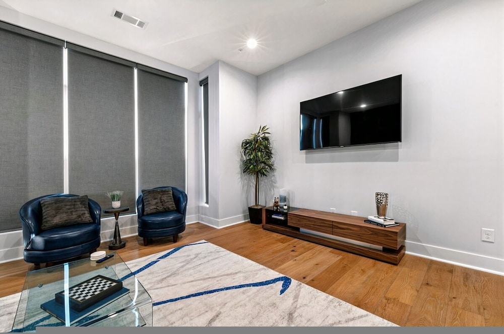 Luxurious Midtown Home Rooftop Views by Silverx