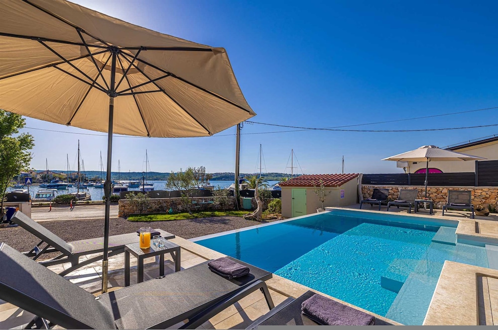 Villa Beachfront With 4 Bedrooms and 3 5 Bathrooms