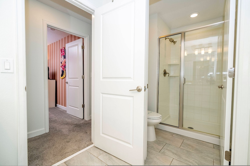 Beautiful 4 BR Close to Disney