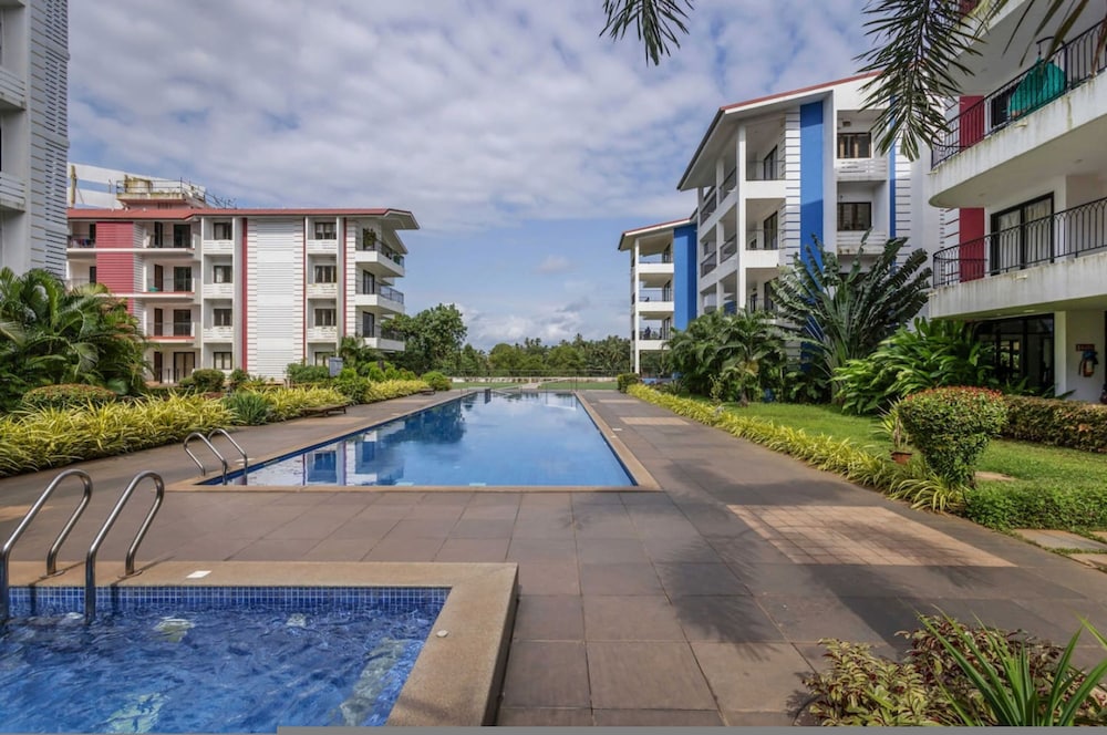 Luxe 1bhk w Pool Sauna 1km to the Beach