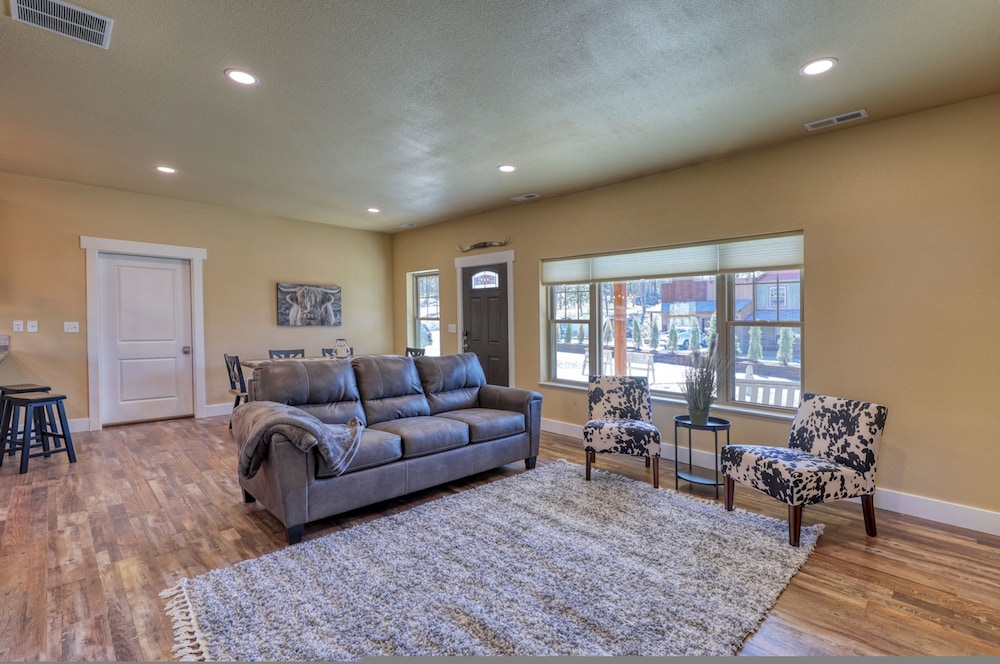 Modern Condo Near BH Attractions-garage Parking