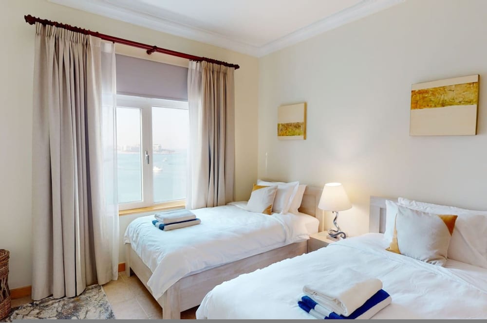 Al Dabas Beach Views 3BD Sleeps 6 Beachfront