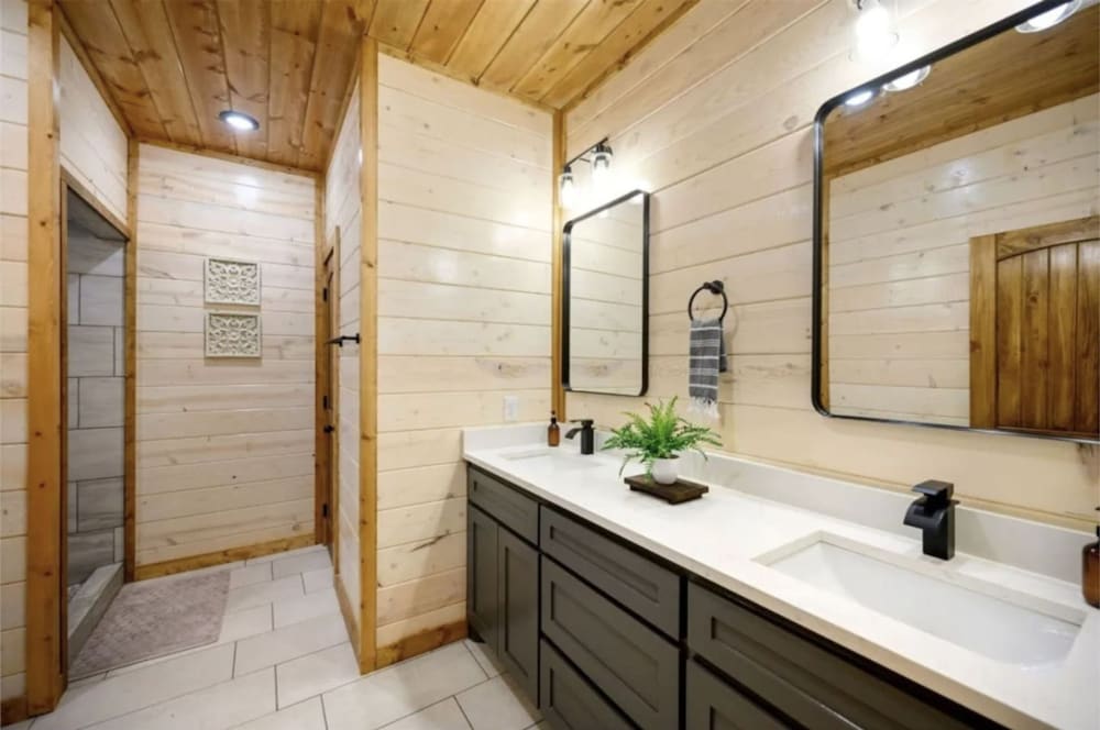 Whispering Winds Luxury Cabin in Hochatown