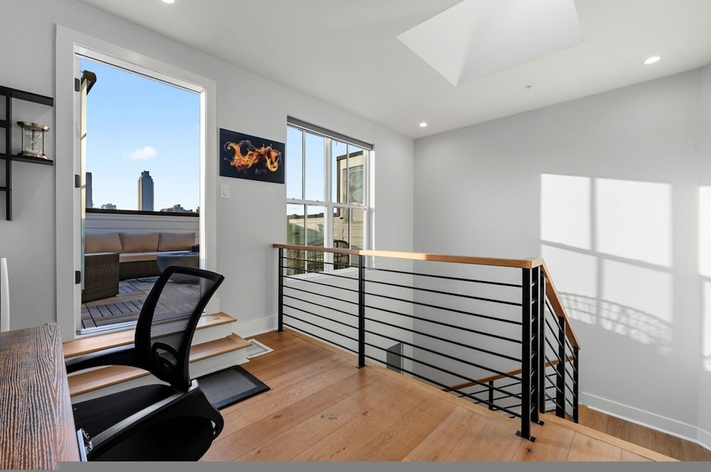 Luxurious Midtown Home Rooftop Views by Silverx