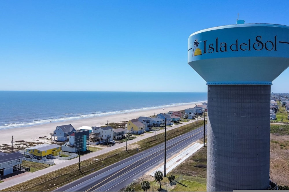 Home Lounge and Arcade Close to Beach and Marina