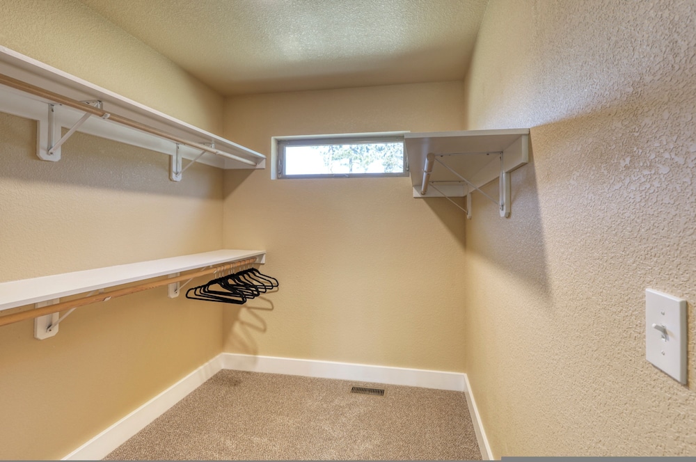 Modern Condo Near BH Attractions-garage Parking