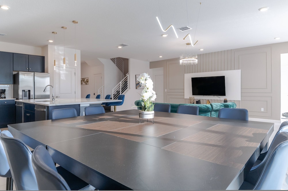 Sophisticated 9 Bedroom Close to Disney