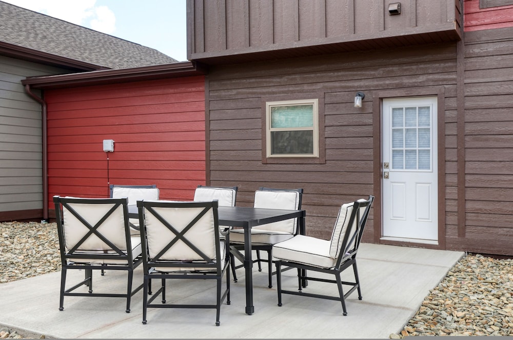 Modern Condo Near BH Attractions-garage Parking
