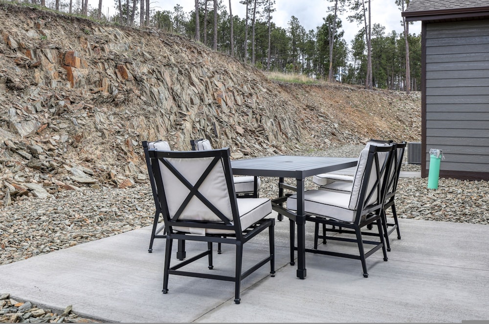 Modern Condo Near BH Attractions-garage Parking