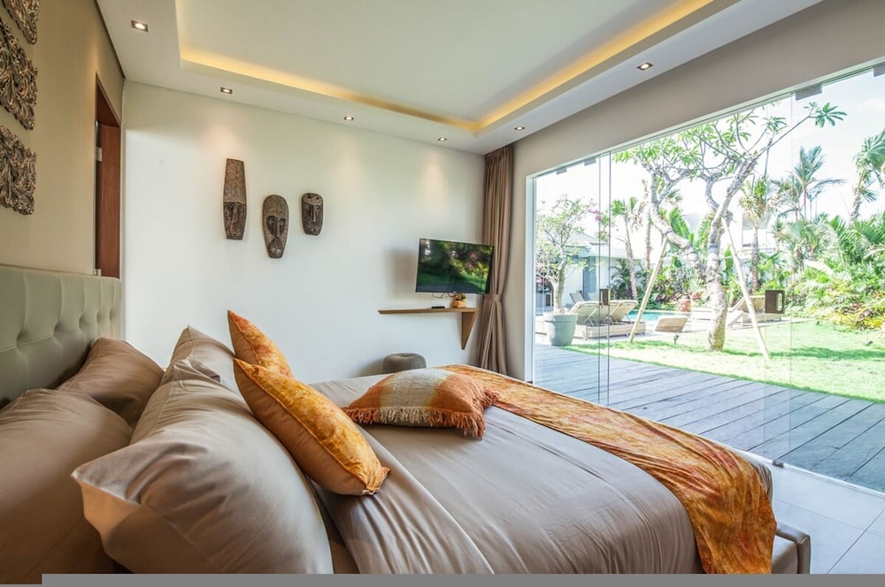 Villa 15 Stunning 6 BR Villa 400m to Beach
