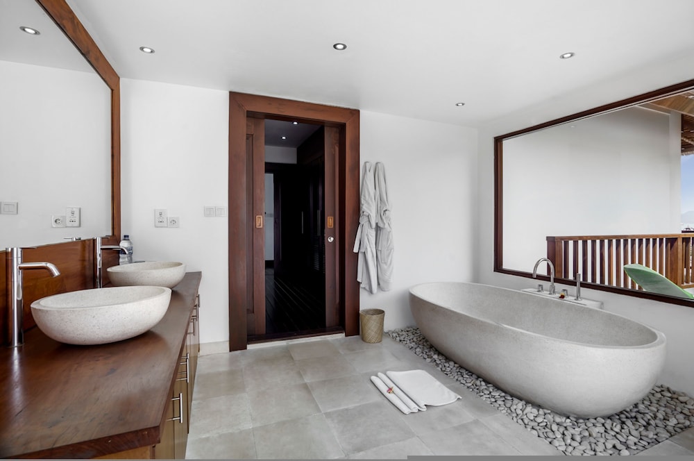 Villa Blanca by Alfred in Bali - Modern Luxury 5 Bdr Oceanfront Villa in Candidasa