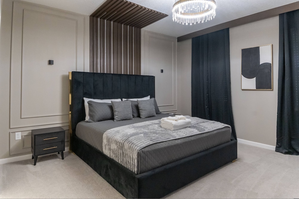 Sophisticated 9 Bedroom Close to Disney