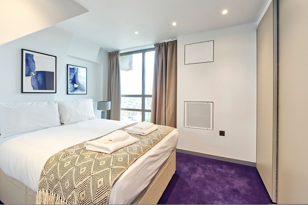 Elegant Two-bedroom Apartment in Vibrant Poplar