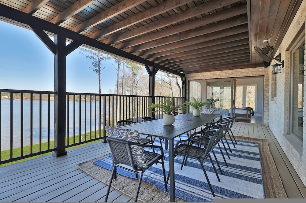 7BR Lakefront Haven Pool Hot Tub Gated 4acres